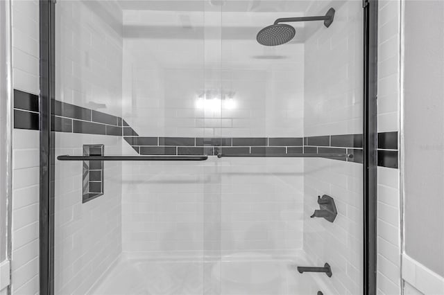 bathroom with tiled shower / bath combo