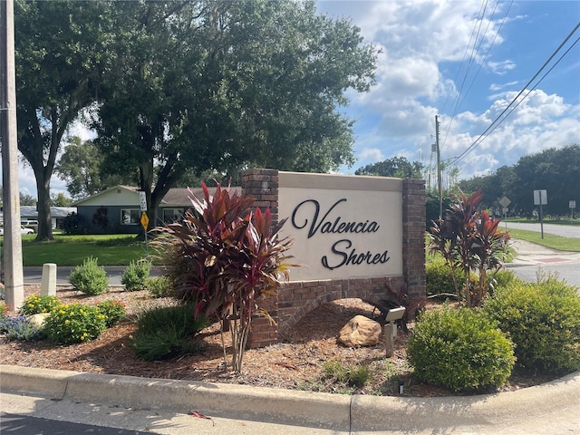 view of community / neighborhood sign