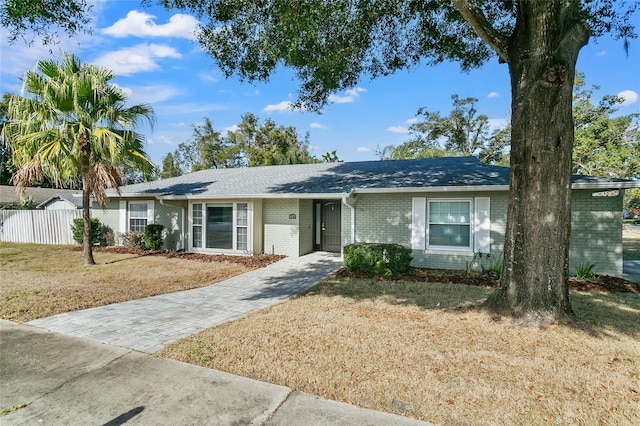 ranch-style home featuring a front lawn