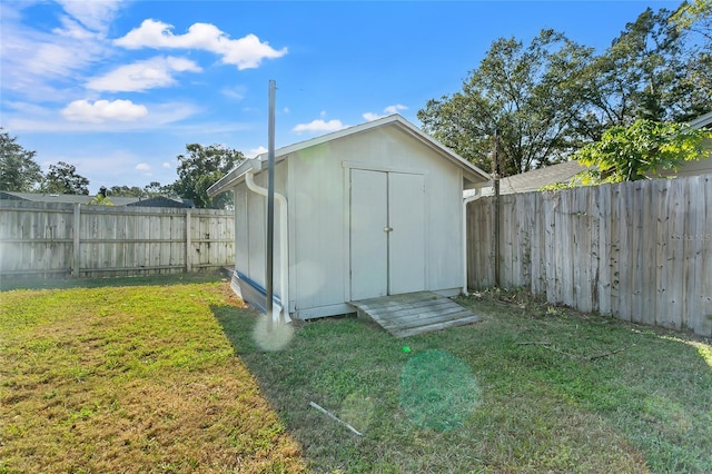 view of outdoor structure with a yard