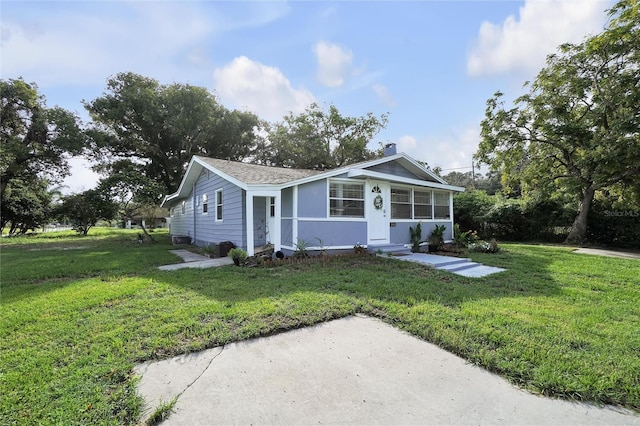 view of front facade featuring a front yard