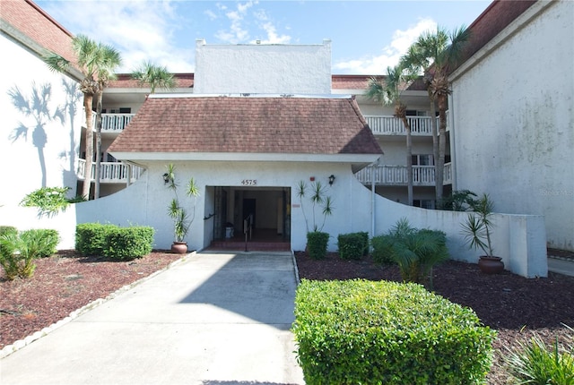 entrance to property featuring a balcony