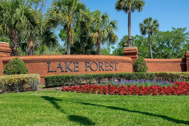 community / neighborhood sign featuring a yard