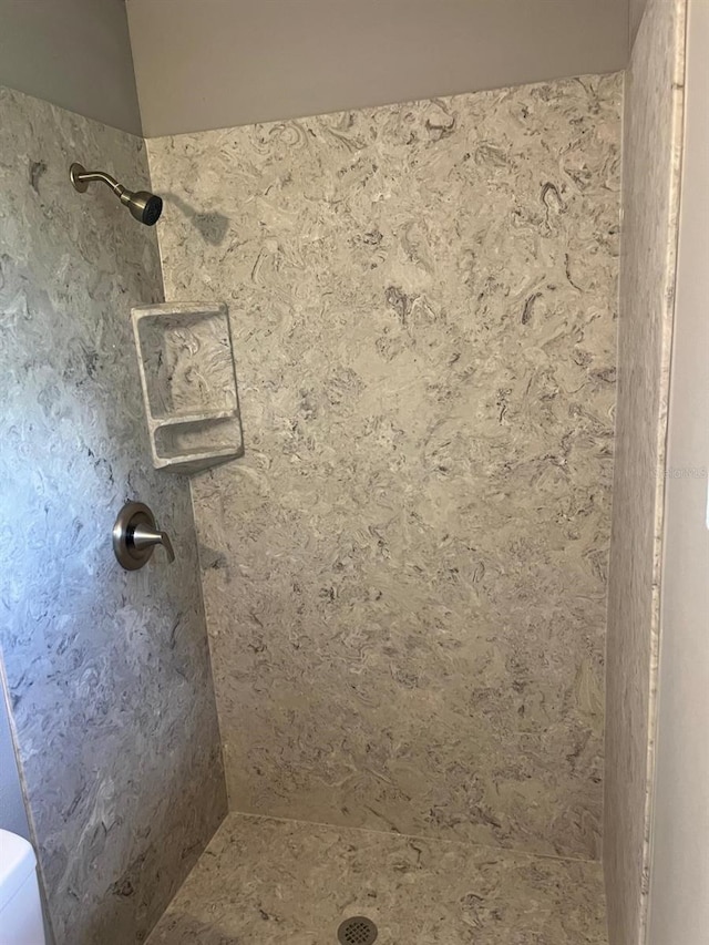 bathroom featuring a tile shower