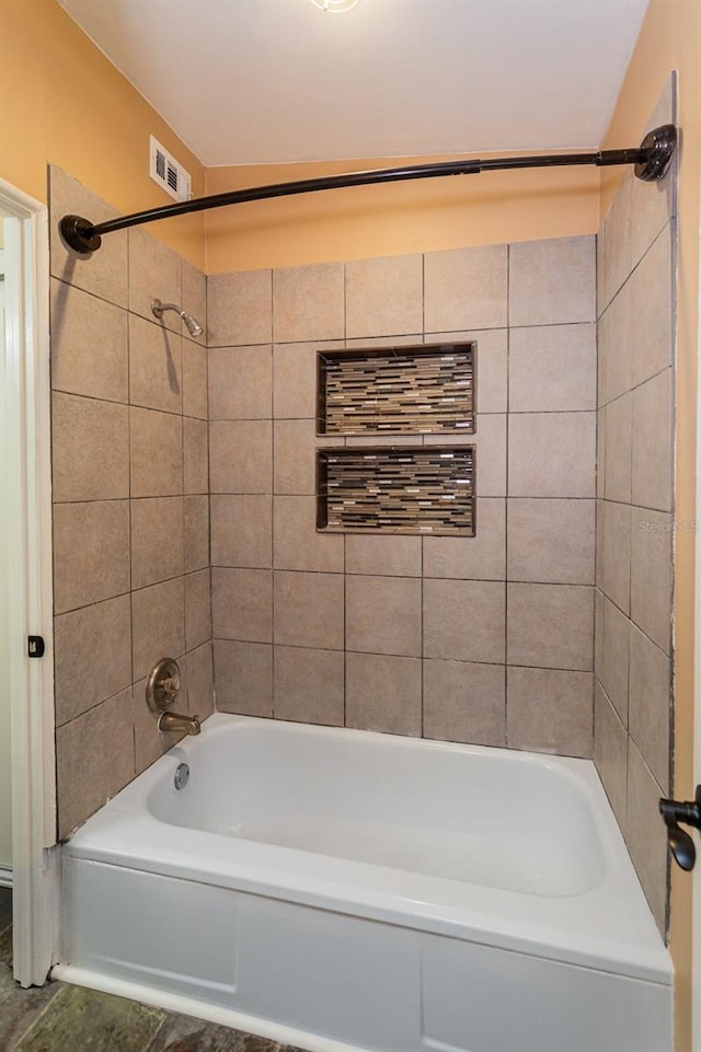 bathroom with tiled shower / bath