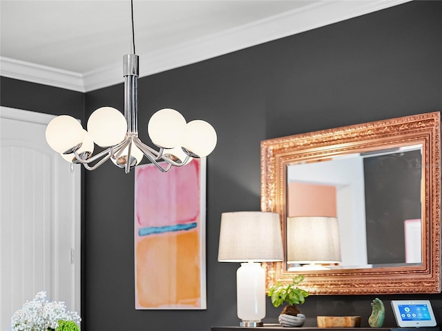 room details with crown molding and an inviting chandelier