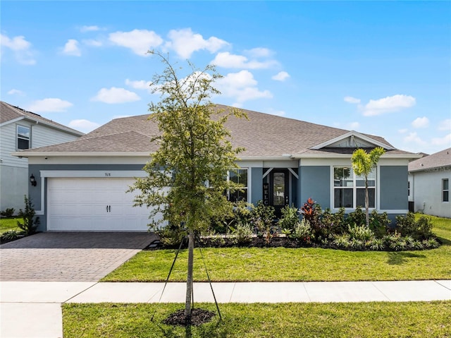 view of front of property featuring a front lawn and a garage