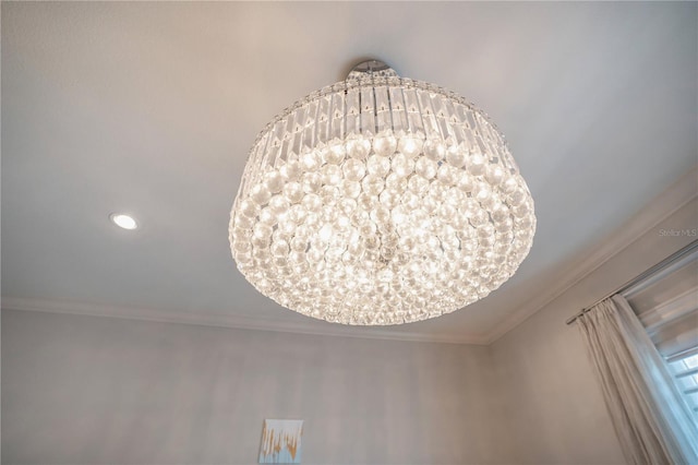 room details with crown molding and an inviting chandelier