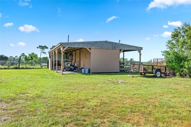 view of yard featuring an outbuilding