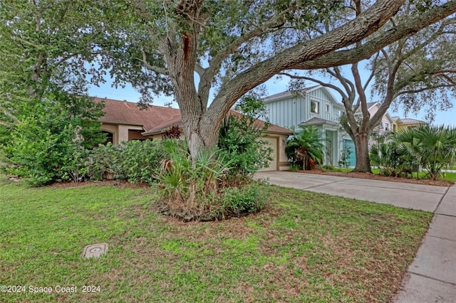 view of front of home featuring a garage and a front yard