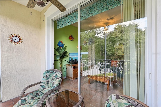 sunroom with ceiling fan