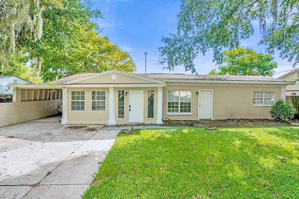 ranch-style house featuring a front lawn