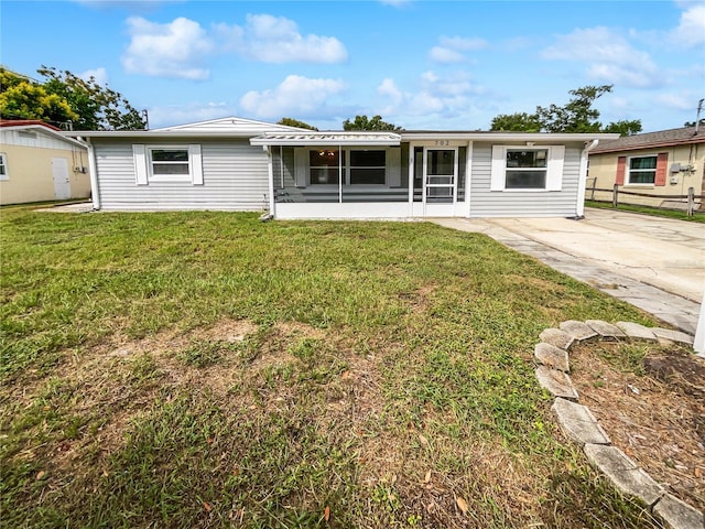 single story home with a front lawn