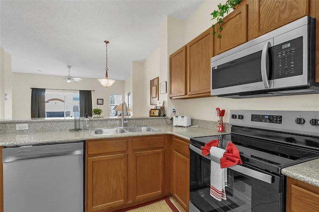 kitchen featuring stainless steel appliances, ceiling fan, kitchen peninsula, and sink