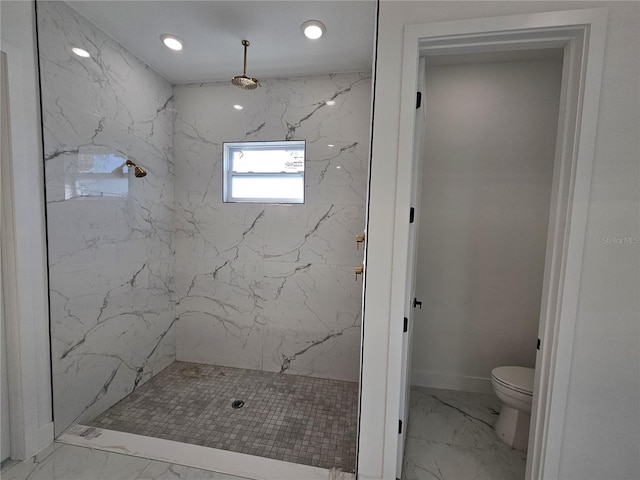 bathroom featuring tiled shower and toilet