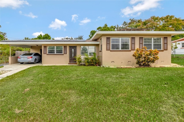 view of front of home with a carport and a front yard