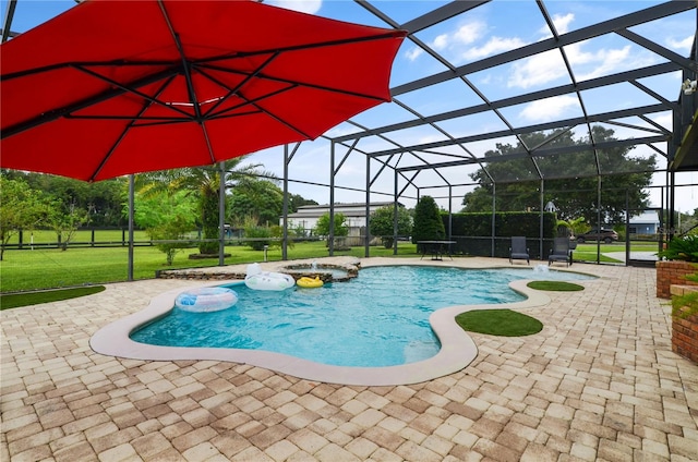 view of swimming pool featuring a lanai, an in ground hot tub, a lawn, and a patio