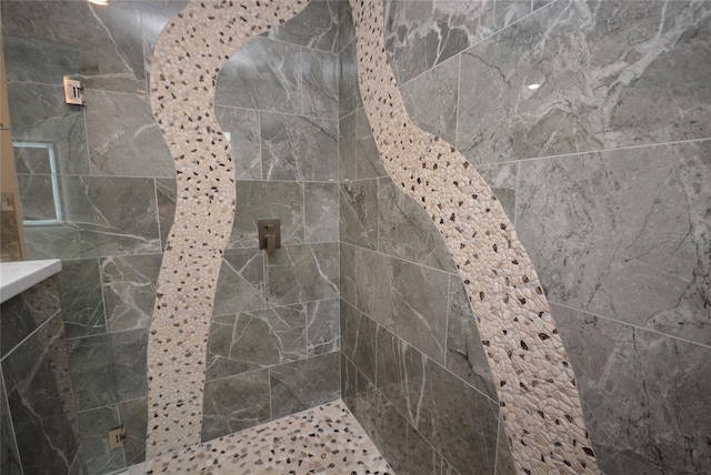 bathroom featuring tiled shower