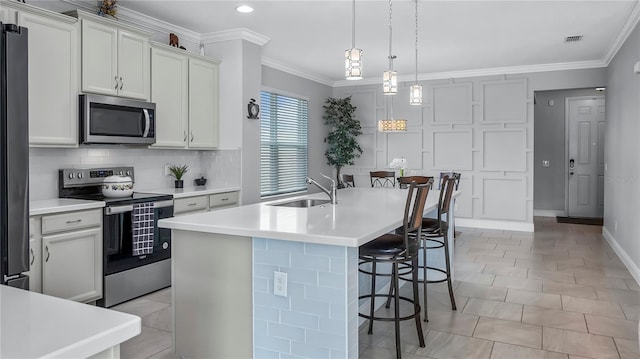 kitchen with tasteful backsplash, appliances with stainless steel finishes, a breakfast bar, a kitchen island with sink, and sink