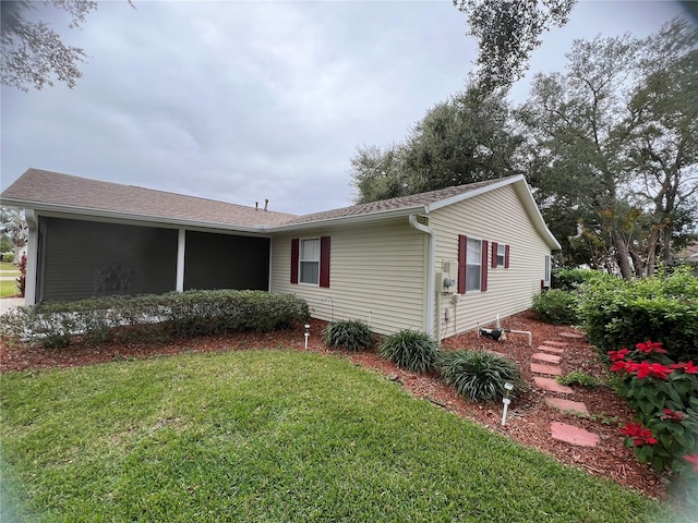 view of front of house featuring a front lawn