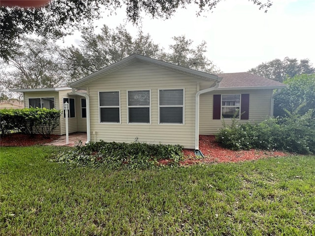 view of front of property featuring a front lawn