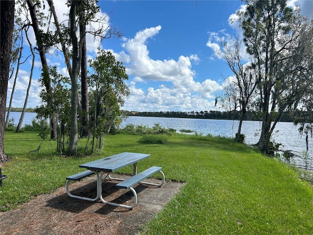 view of yard featuring a water view