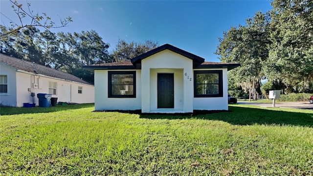 view of front of property featuring a front yard