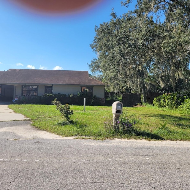 view of front facade featuring a front yard