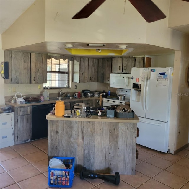 kitchen with light tile patterned flooring, sink, kitchen peninsula, white appliances, and ceiling fan