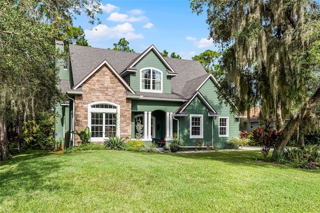 craftsman house featuring a front lawn