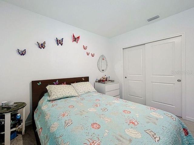 bedroom featuring carpet floors and a closet