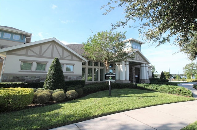 view of front facade featuring a front yard