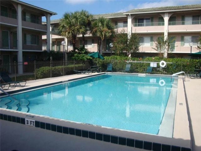 view of swimming pool