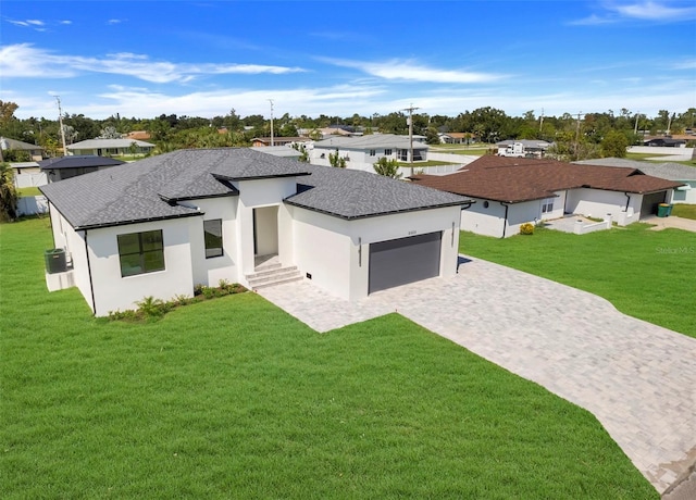 view of front of property featuring a front lawn and a garage