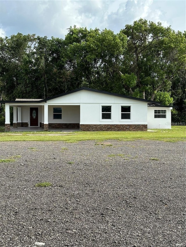 view of front facade featuring a front yard