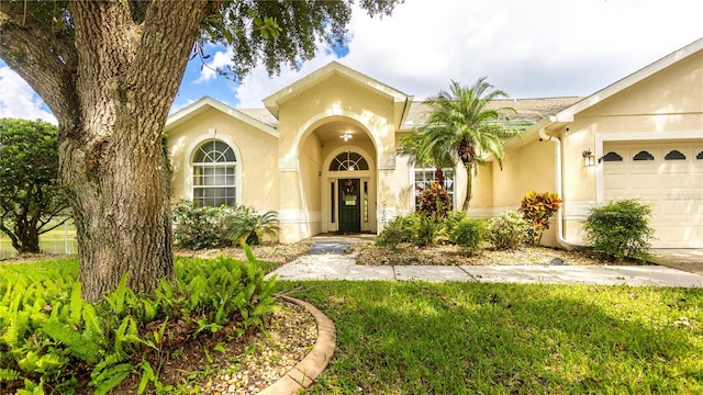 view of front of house featuring a garage and a front yard