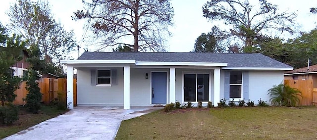 view of front of home featuring a front yard