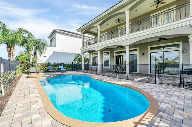 view of swimming pool with an in ground hot tub, ceiling fan, and a patio area