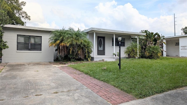 view of front of property featuring a front lawn and a porch