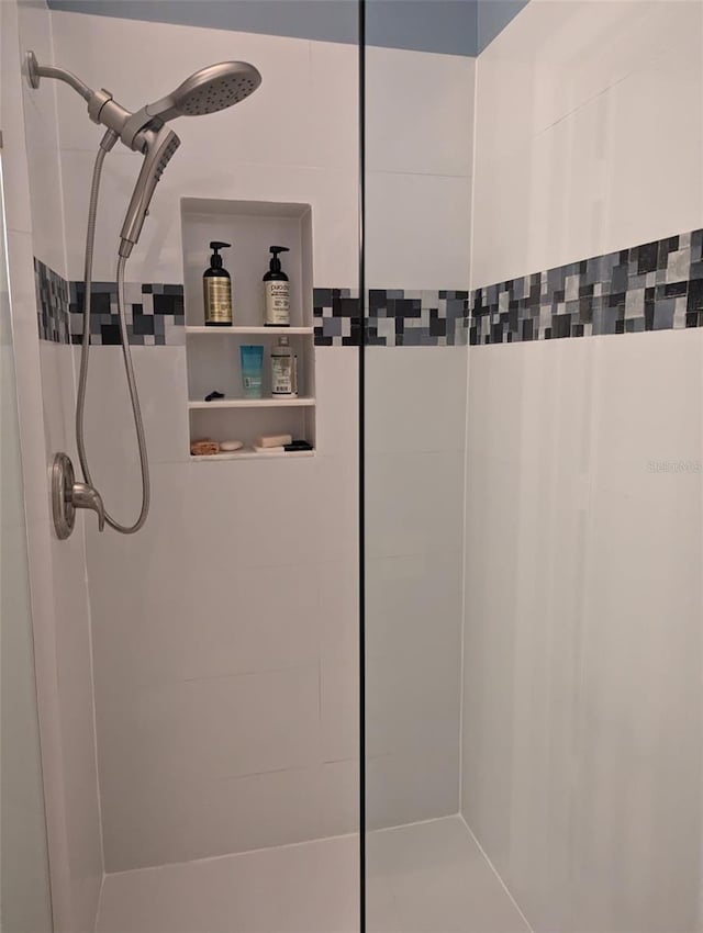 bathroom featuring tiled shower