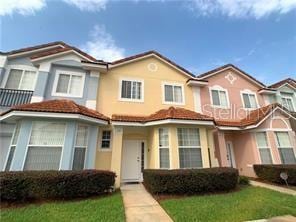 view of front of home featuring a front yard