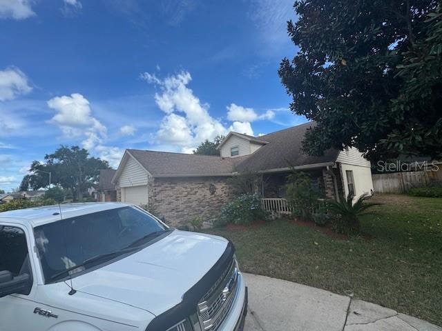 view of front of property featuring a front yard