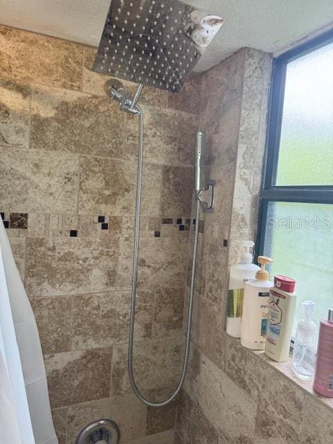 bathroom featuring a tile shower