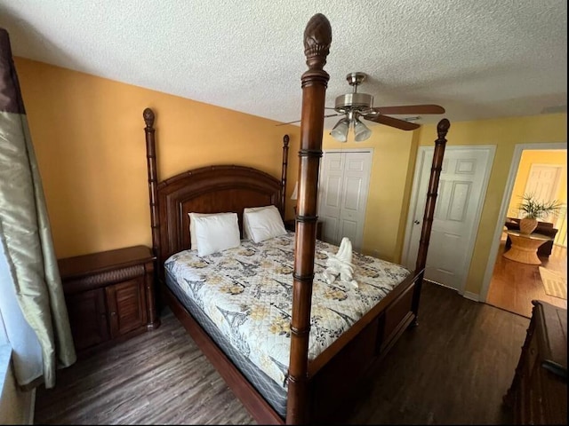 bedroom featuring a textured ceiling, ceiling fan, dark wood-type flooring, and a closet