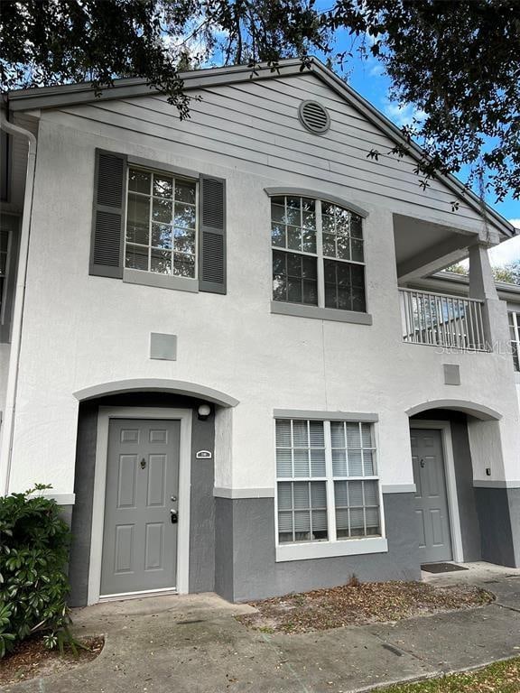 view of front of property featuring a balcony