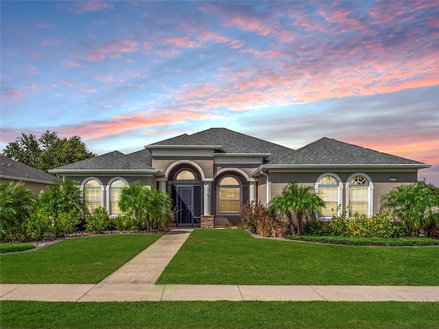 view of front of house featuring a lawn