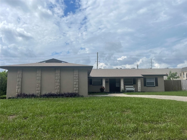 single story home featuring a front yard