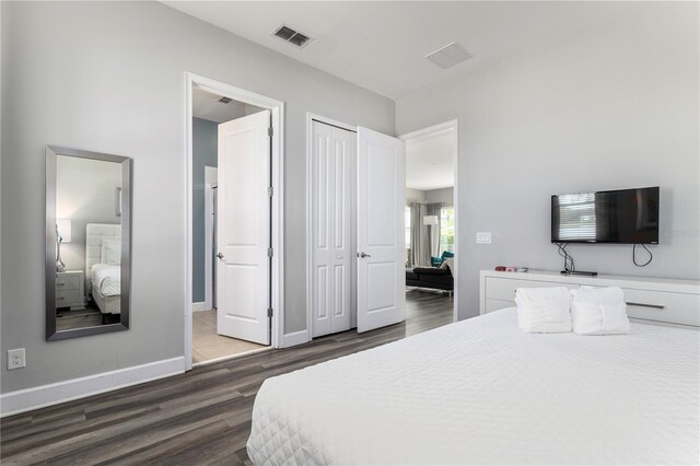 1407 Fairview Cir, Reunion, FL 34747 - bedroom featuring baseboards, visible vents, wood finished floors, and a closet