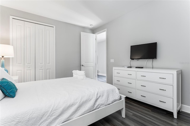 1407 Fairview Cir, Reunion, FL 34747 - bedroom featuring a closet, dark wood-style flooring, and baseboards