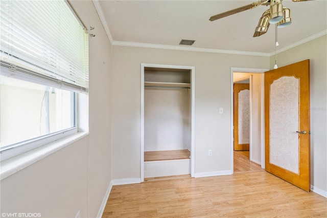 unfurnished bedroom featuring ceiling fan, a closet, crown molding, and light hardwood / wood-style floors